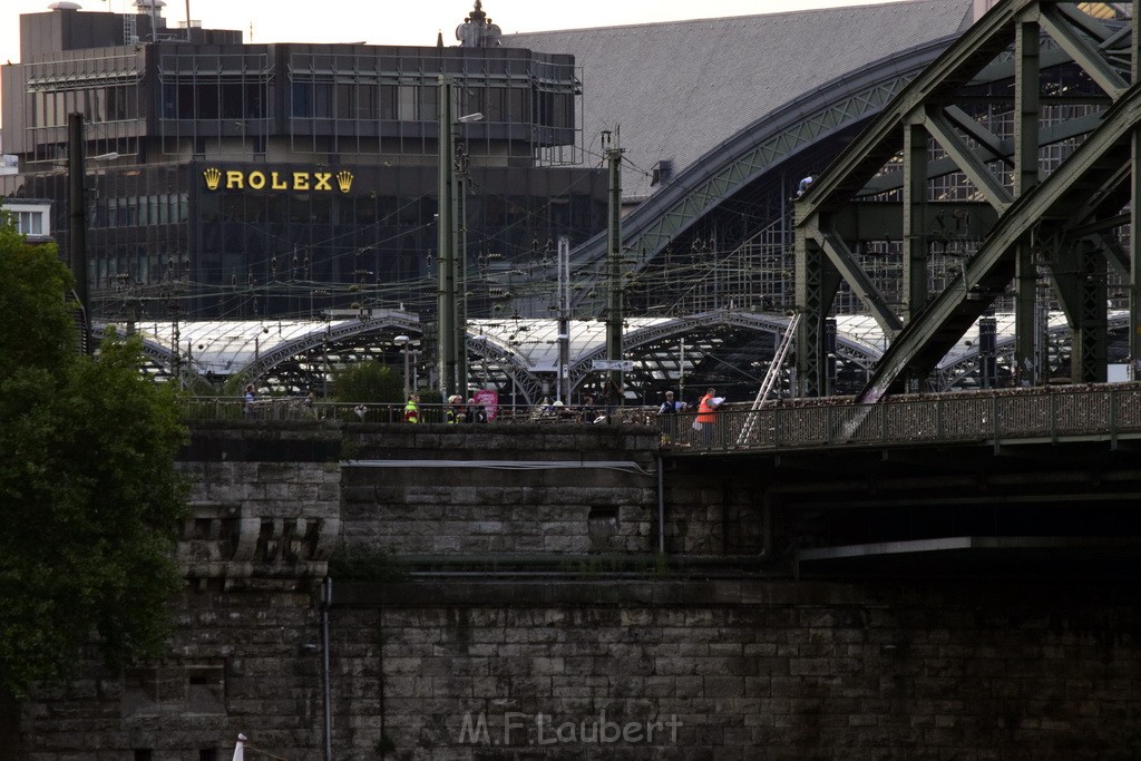 PSpringt kein Suizid Brueckenspringer Koeln Hohenzollernbruecke P237.JPG - Miklos Laubert